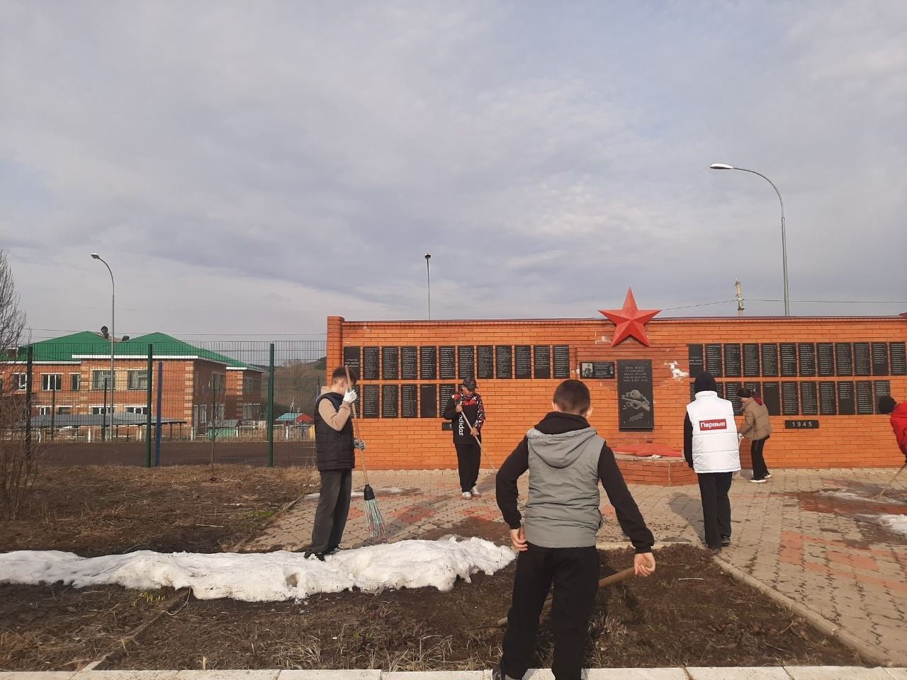 Учащиеся Таканышской школы организовали субботник по уборке территории памятника
