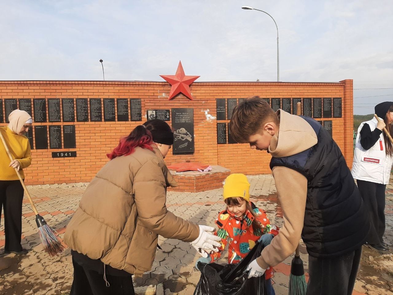 Учащиеся Таканышской школы организовали субботник по уборке территории памятника