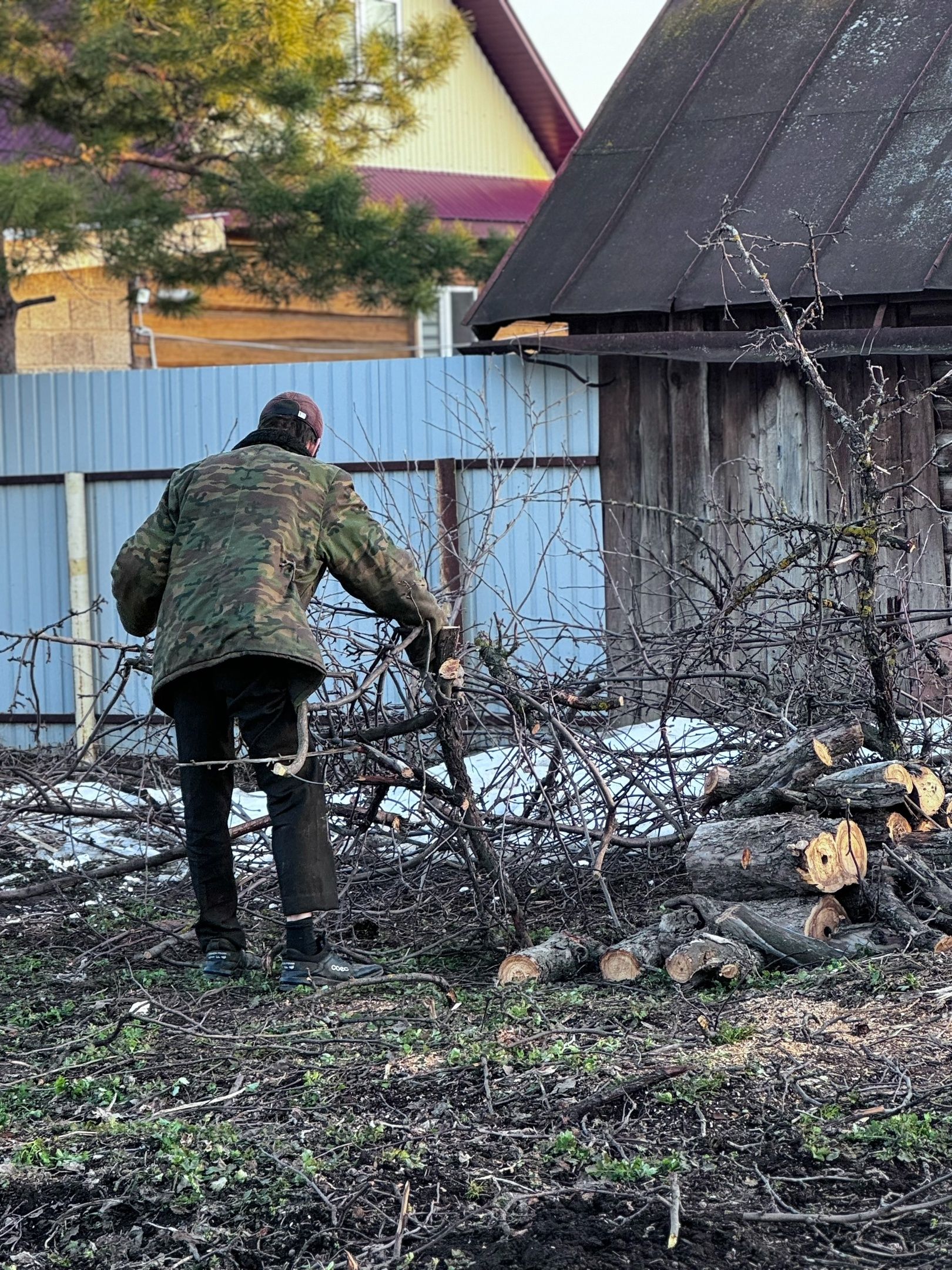 Семье участника СВО помогли с уборкой территории