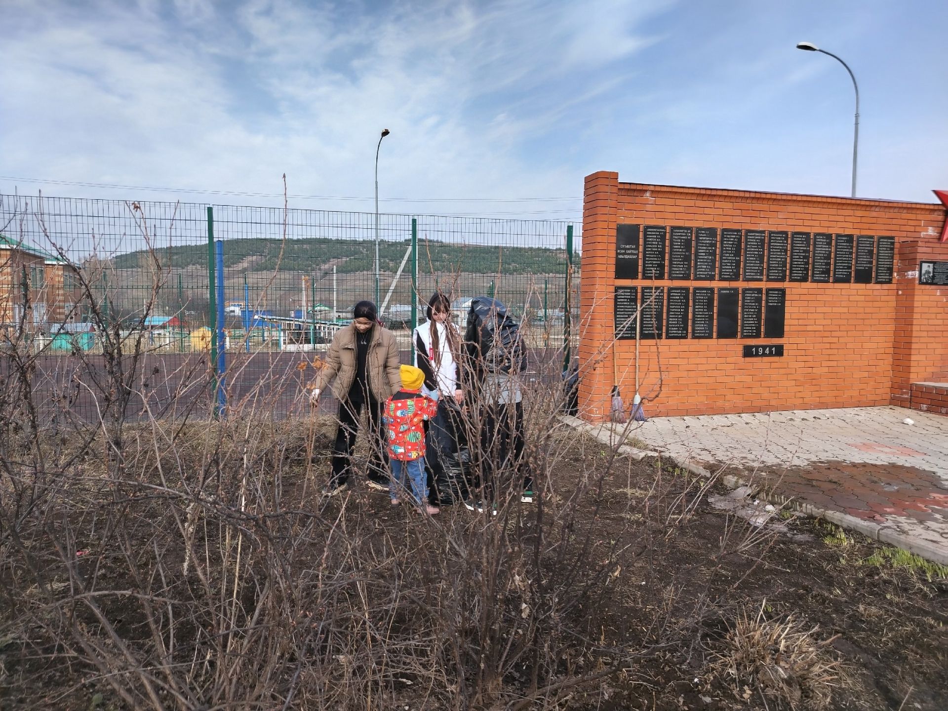 Учащиеся Таканышской школы организовали субботник по уборке территории памятника