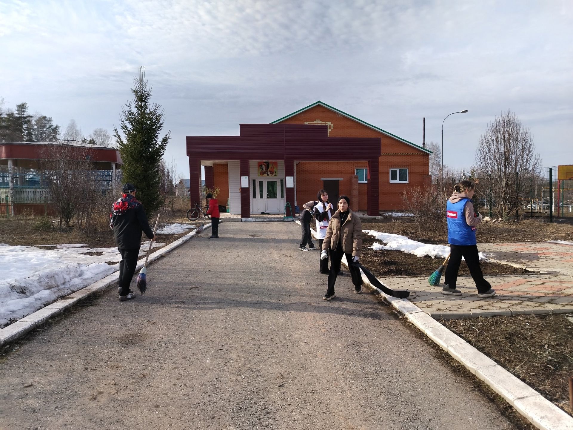 Учащиеся Таканышской школы организовали субботник по уборке территории памятника