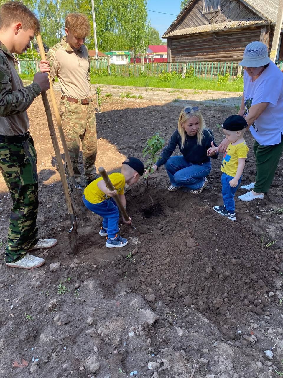 В Мамадышском районе высадили дерево в память о герое СВО