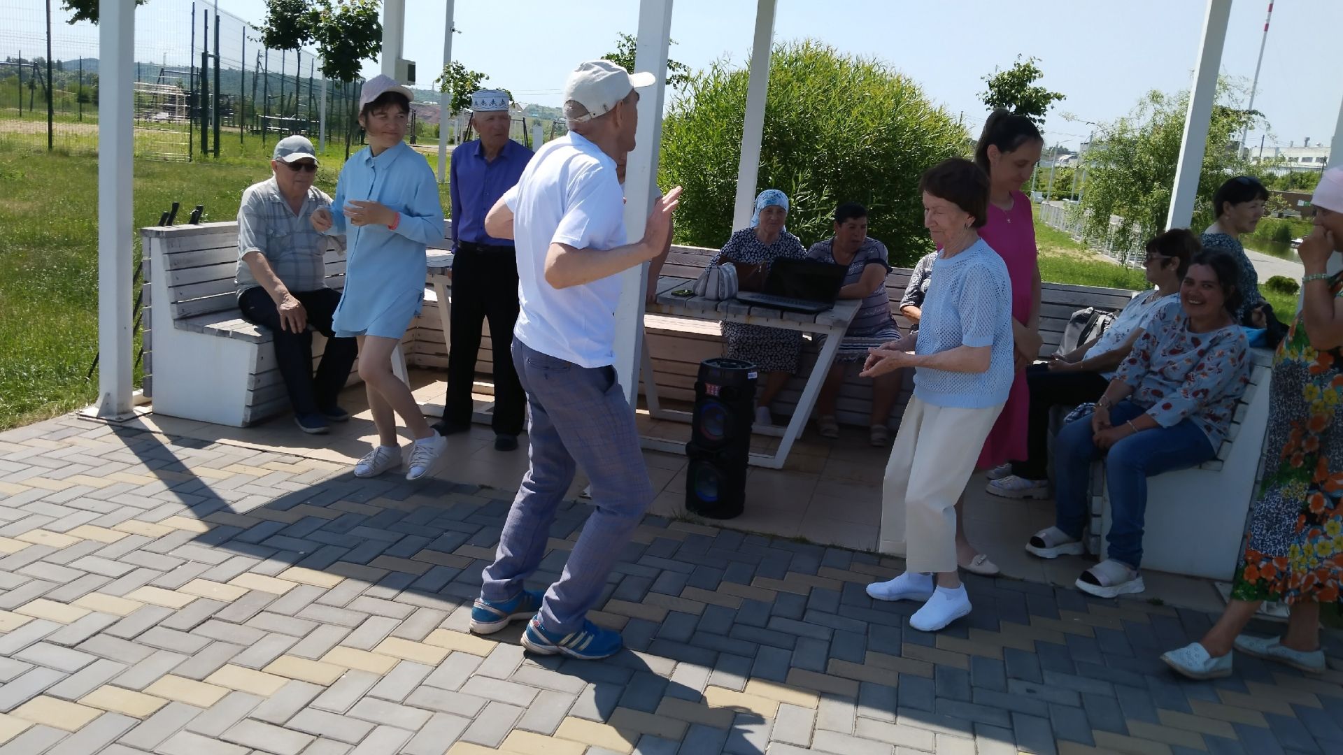 Подопечные центра «Забота» приняли участие в оздоровительной прогулке