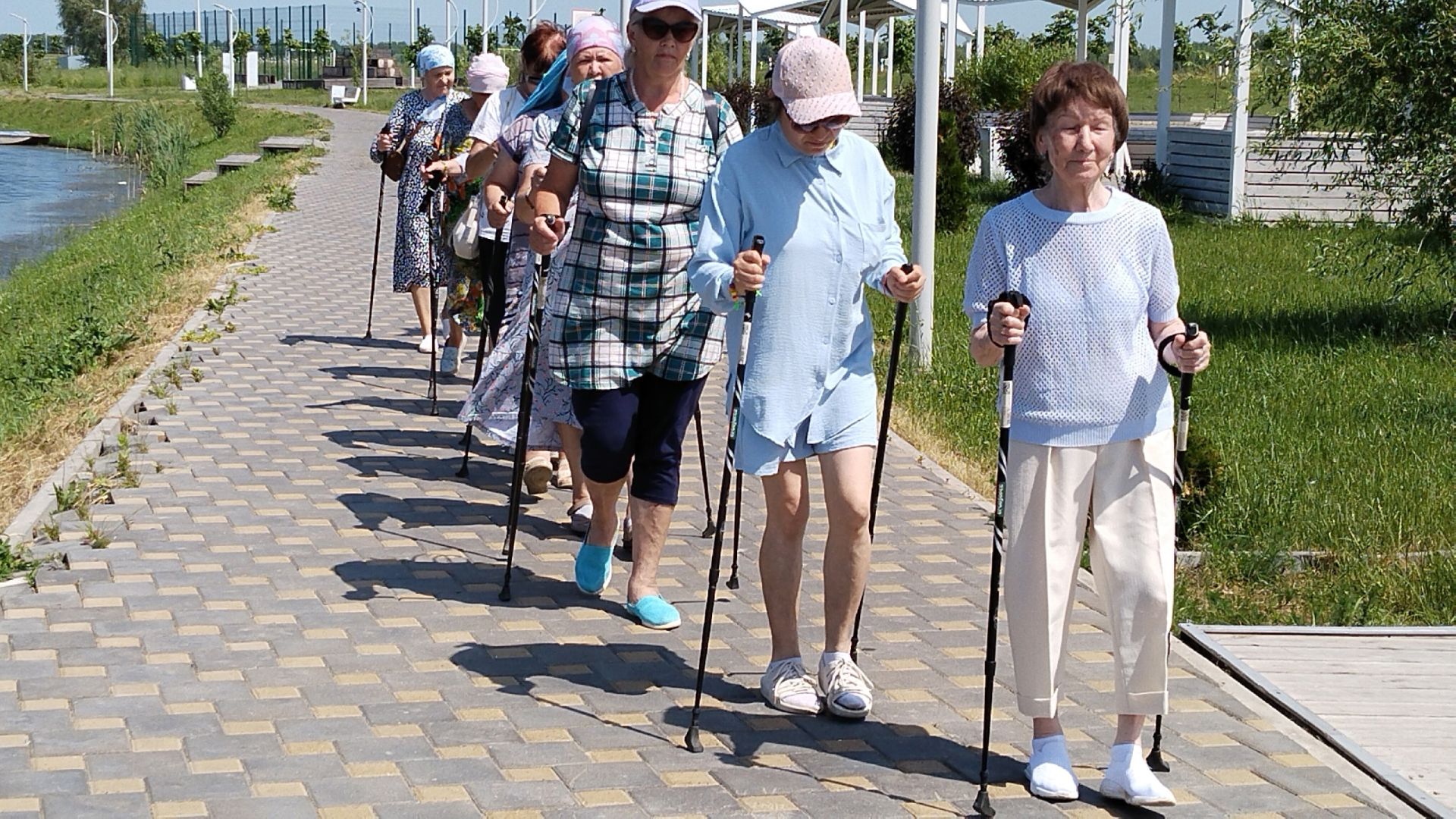 Подопечные центра «Забота» приняли участие в оздоровительной прогулке