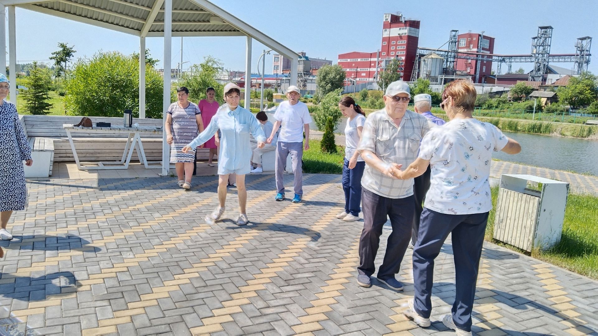 Подопечные центра «Забота» приняли участие в оздоровительной прогулке