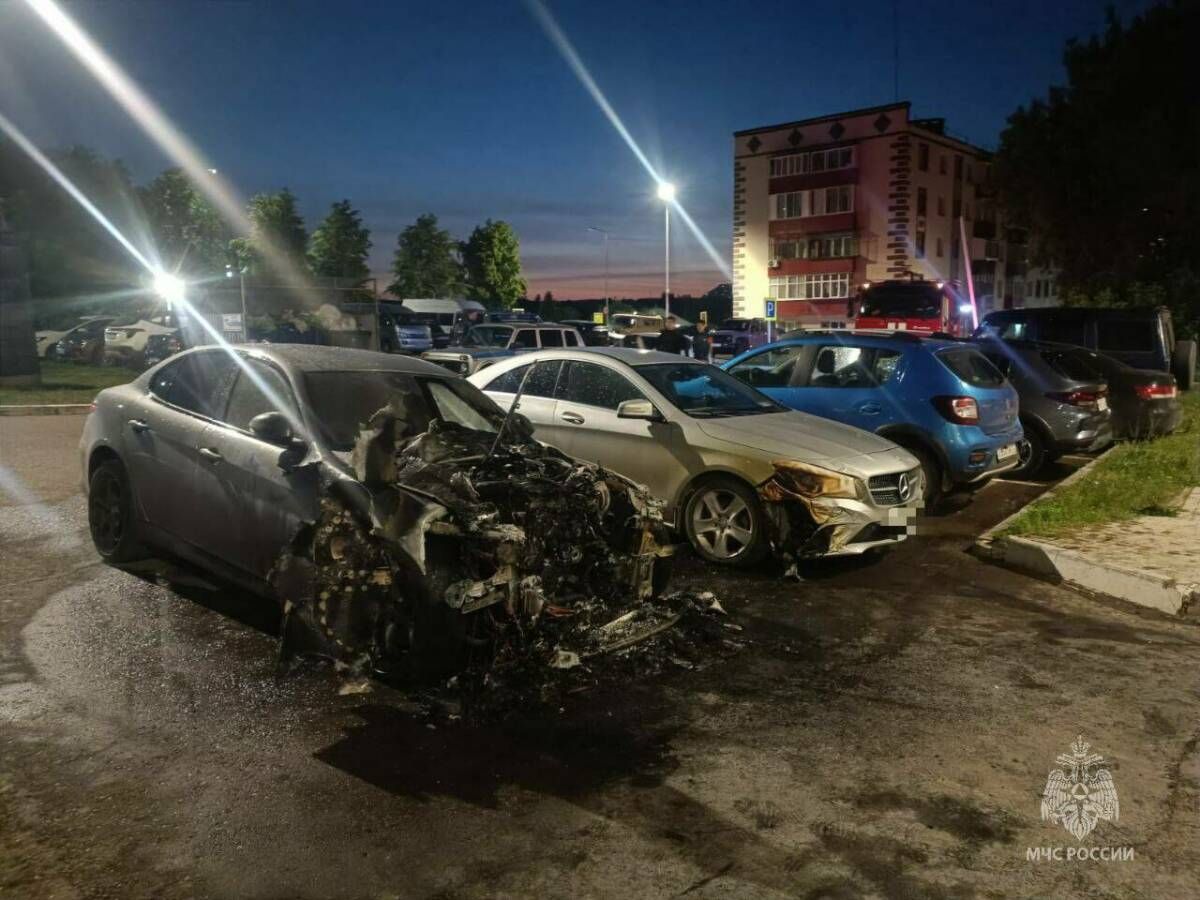 В Елабуге неизвестные подожгли три машины во дворе жилого дома