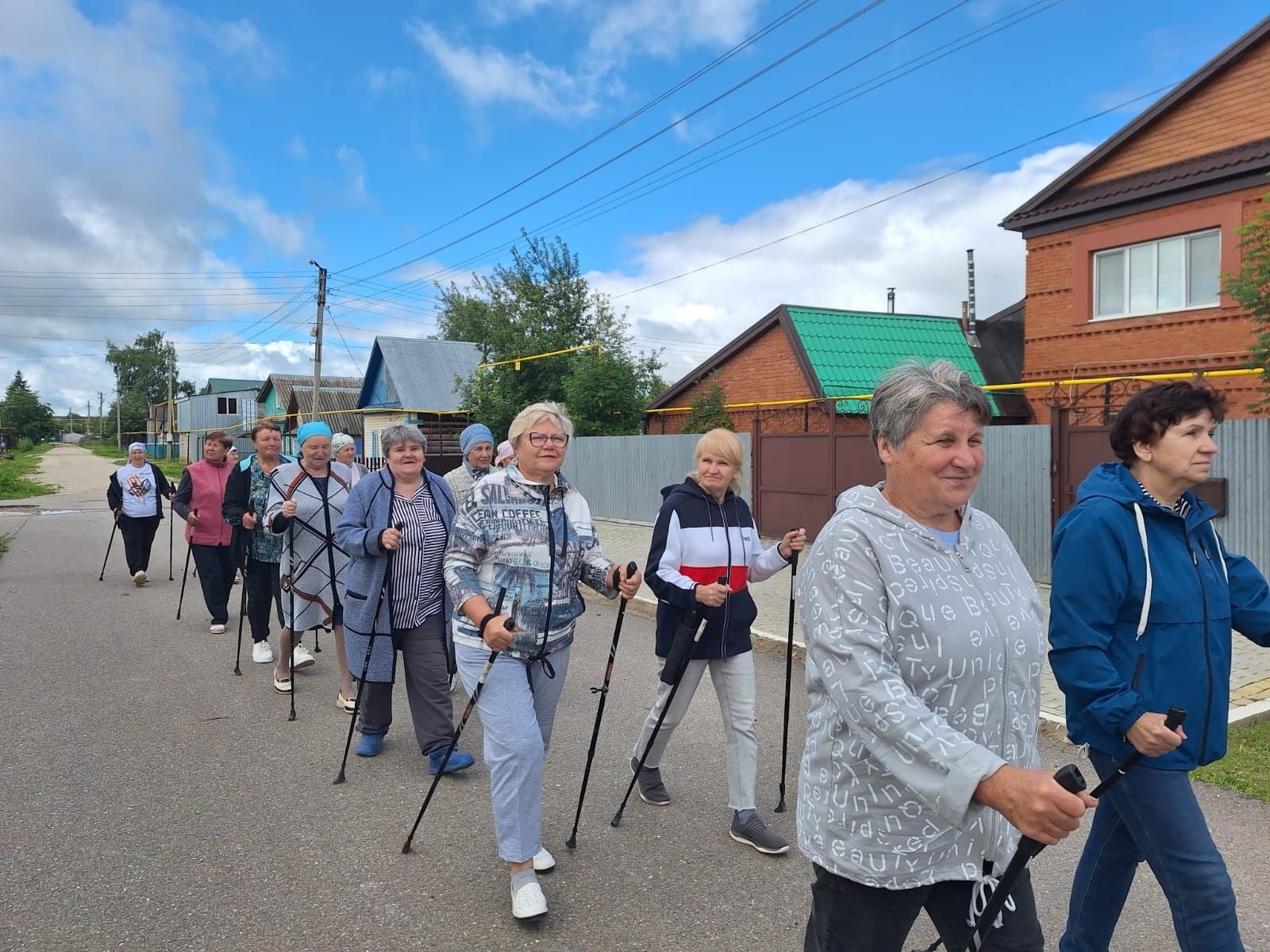 Мамадышцы активно занимаются скандинавской ходьбой