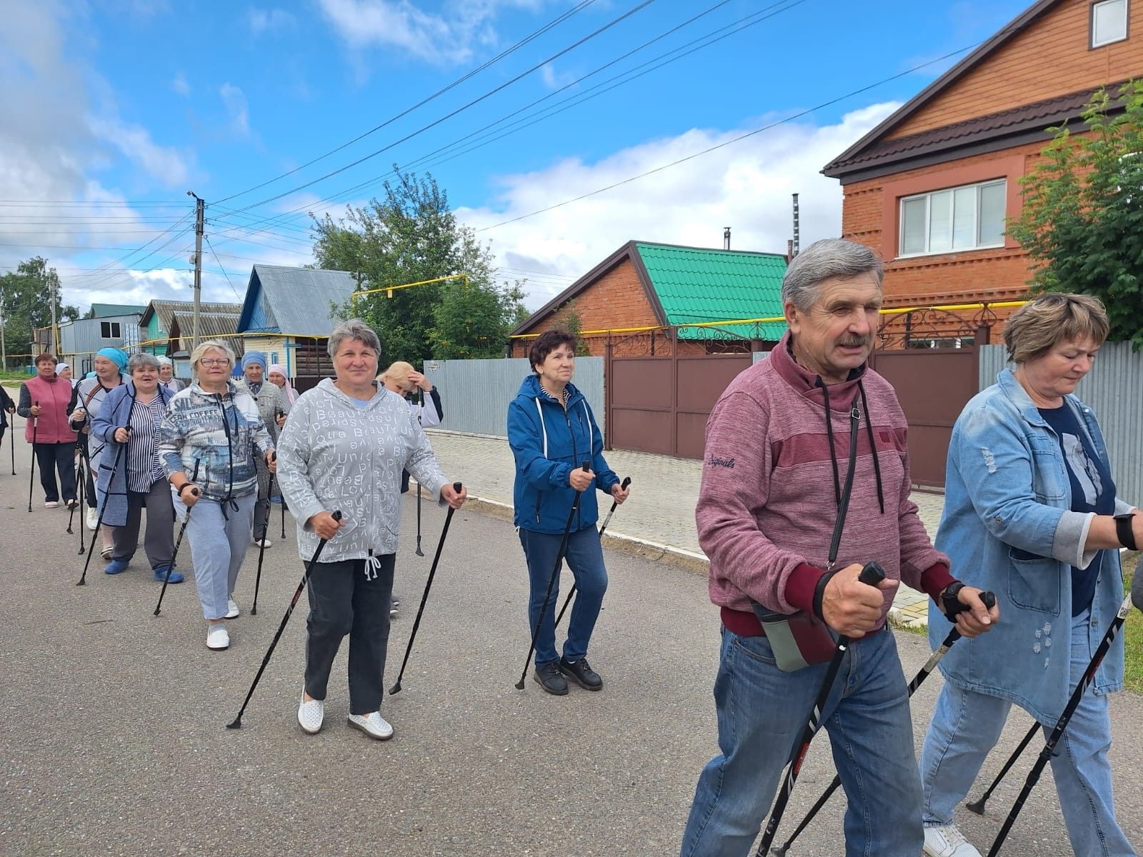 Мамадышцы активно занимаются скандинавской ходьбой