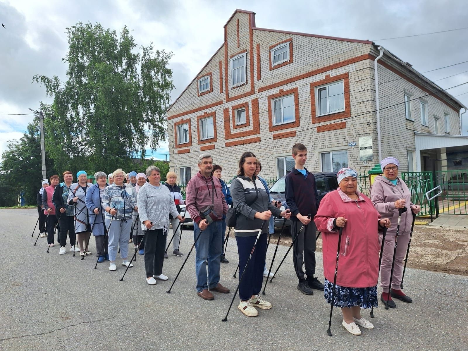 Мамадышцы активно занимаются скандинавской ходьбой