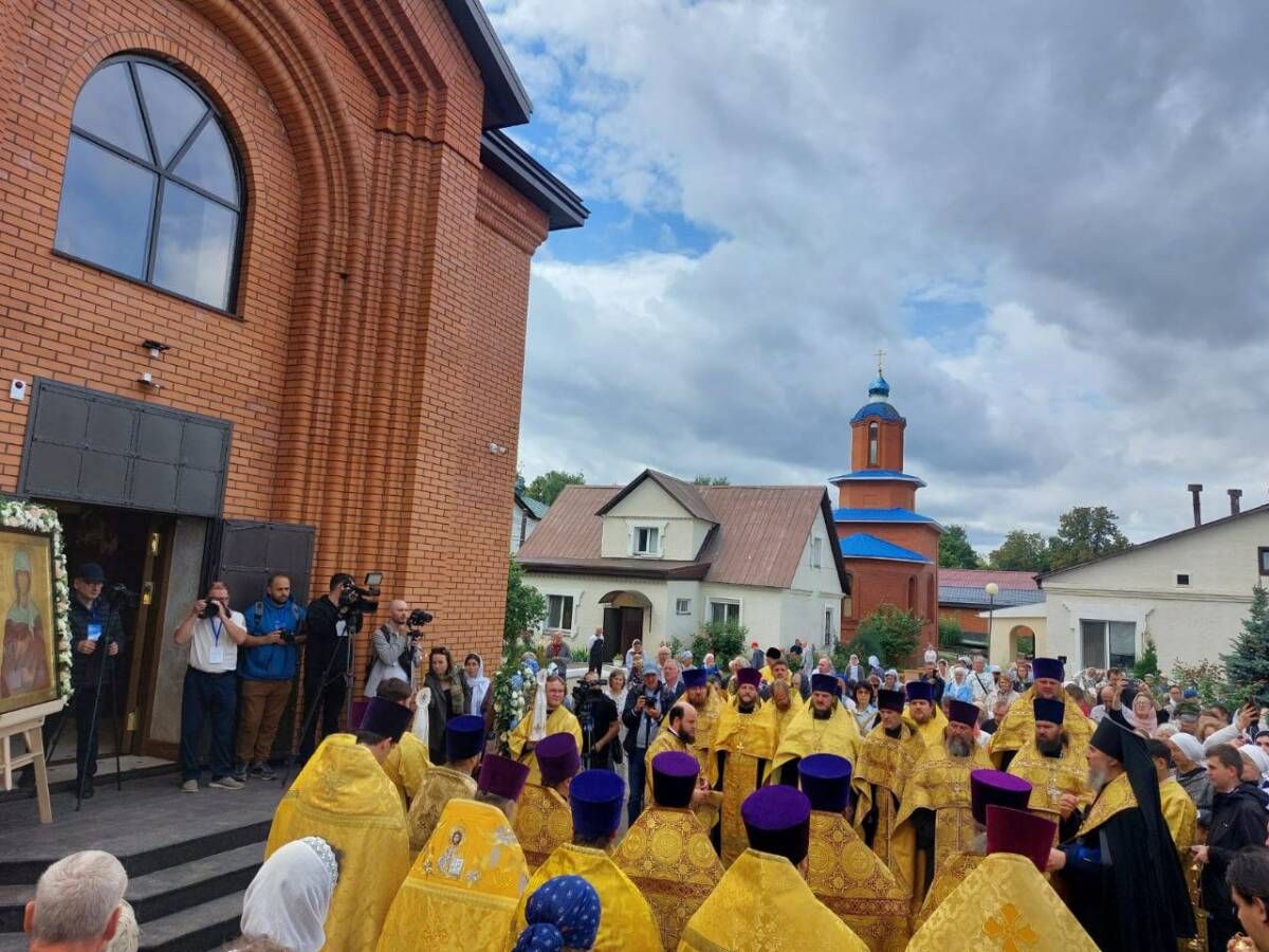 В поселке Красный Ключ освятили новый Крещальный храм с баптистерием
