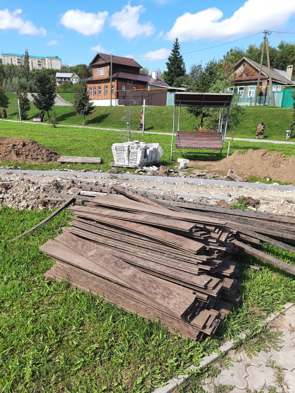 В мамадышском сквере «Яшьлек» демонтируют деревянные дорожки
