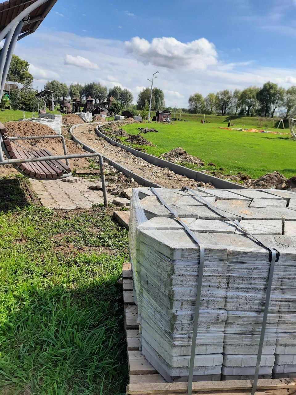 В мамадышском сквере «Яшьлек» демонтируют деревянные дорожки