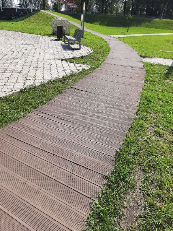 В мамадышском сквере «Яшьлек» демонтируют деревянные дорожки