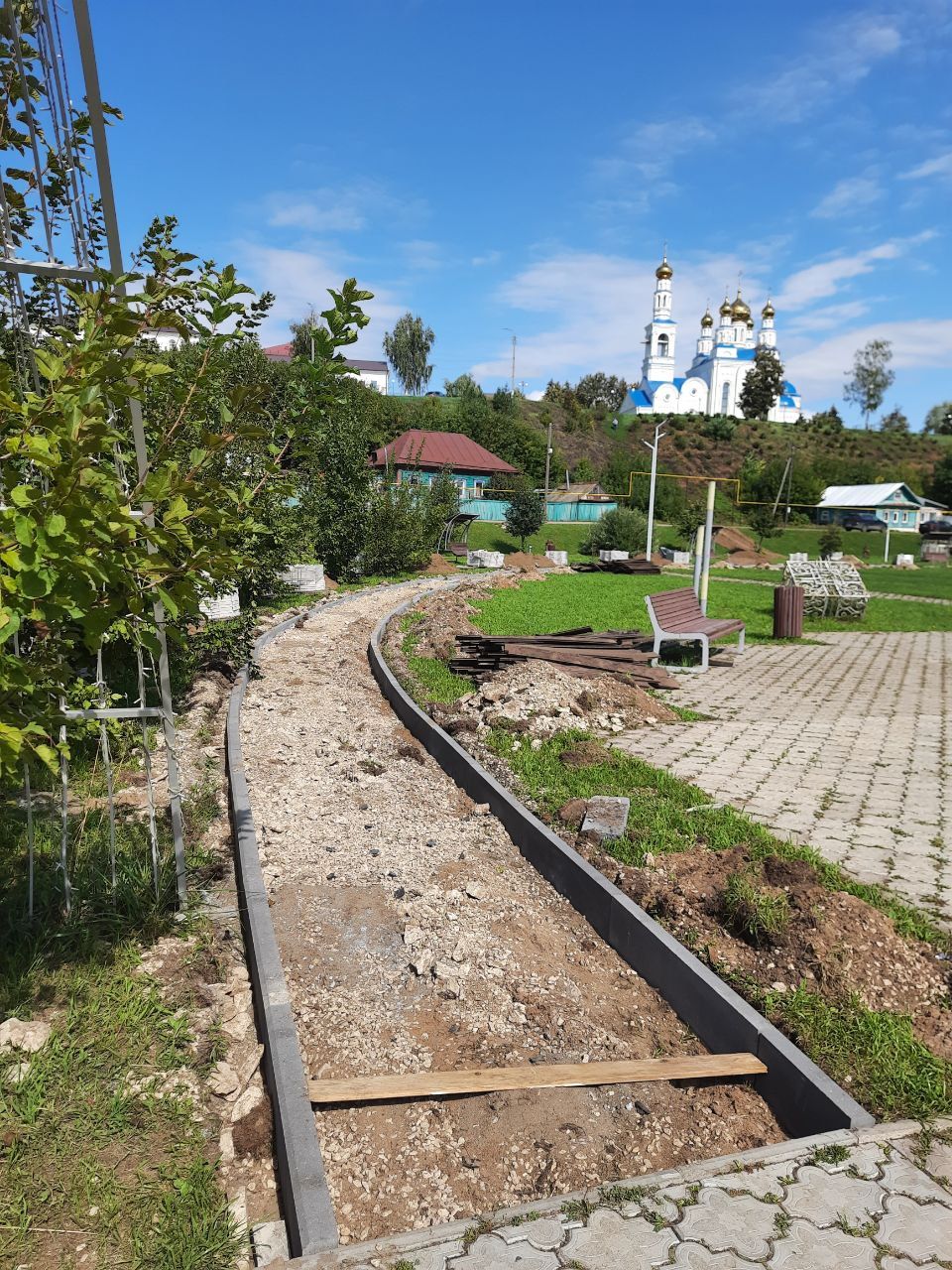 В мамадышском сквере «Яшьлек» демонтируют деревянные дорожки