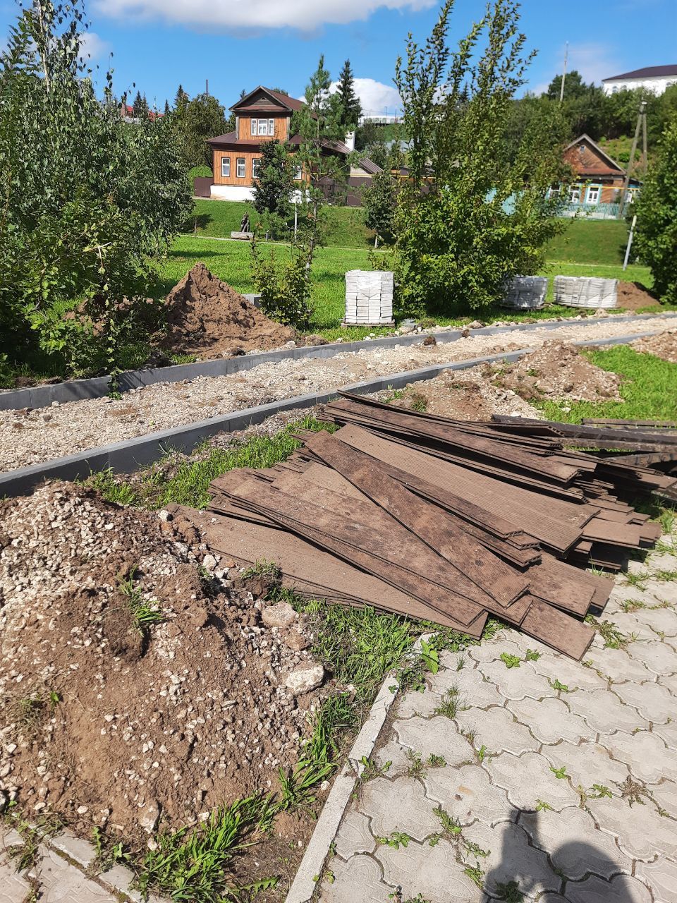 В мамадышском сквере «Яшьлек» демонтируют деревянные дорожки