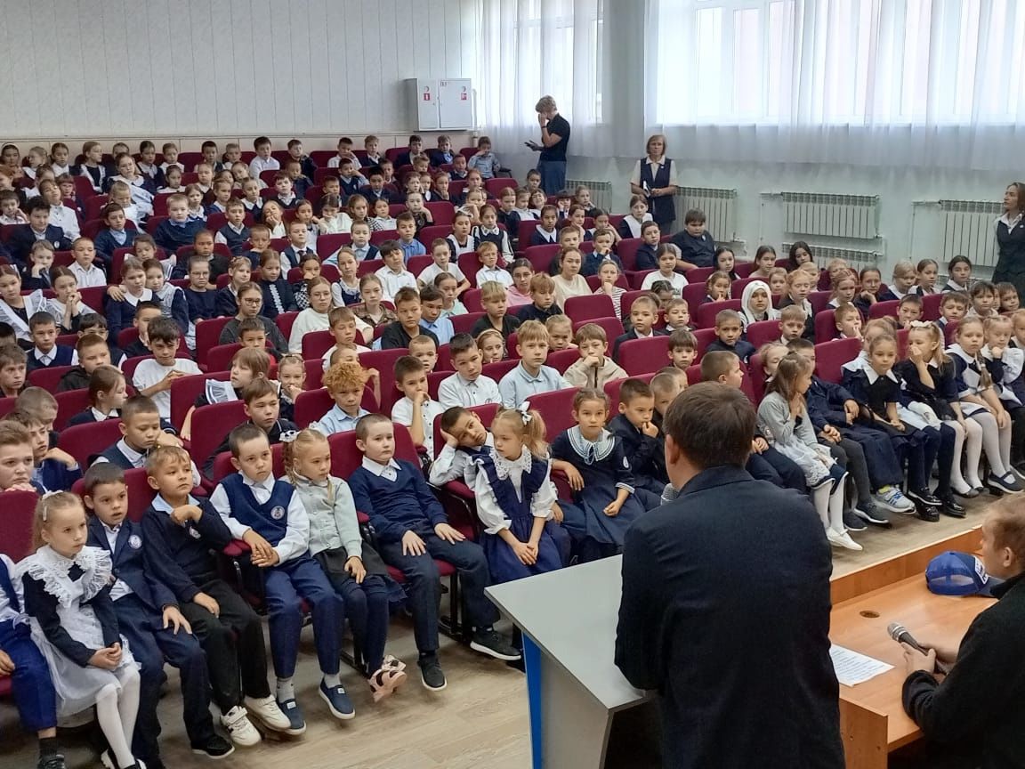 В центре образования Лицей №2 прошел хоккейный урок для учеников