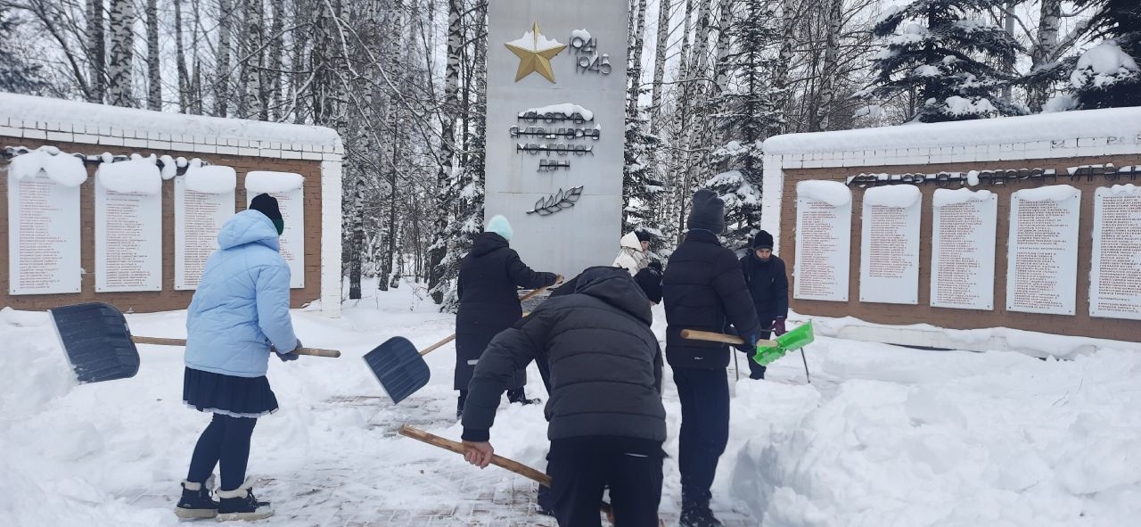 Активисты «Движения Первых» расчистили памятник воинам ВОВ от снега