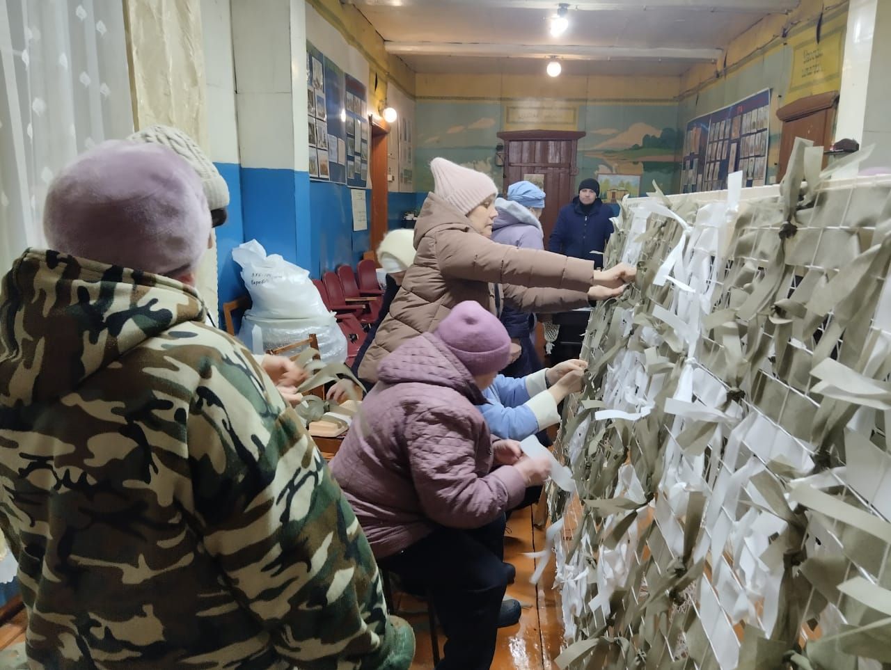 Волонтеры из Мамадышского района изготовили окопные свечи и маскировочные сети