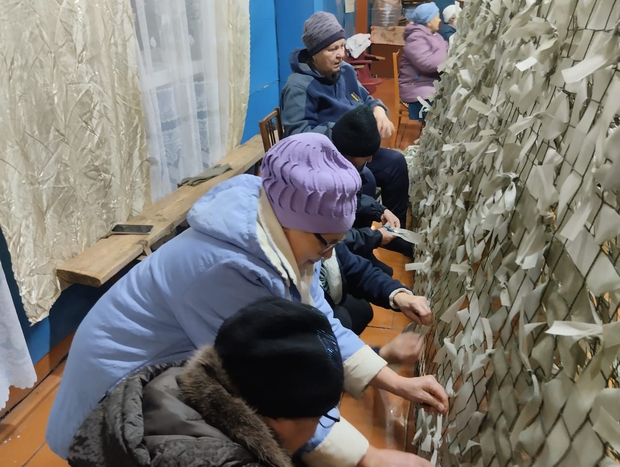 Волонтеры из Мамадышского района изготовили окопные свечи и маскировочные сети