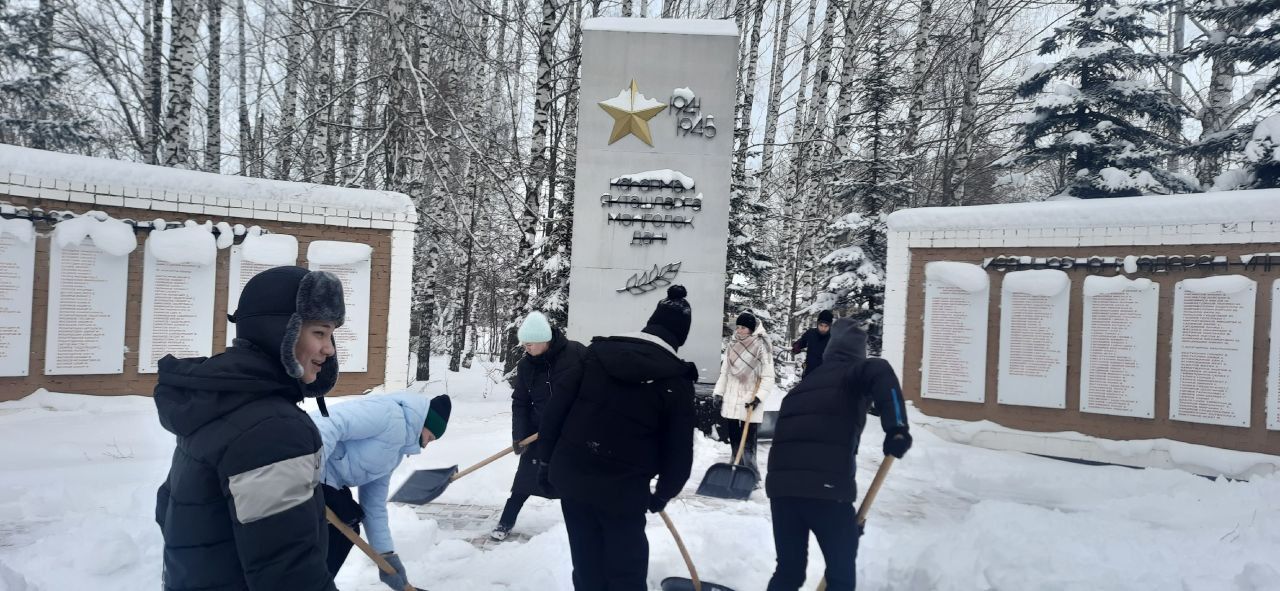 Активисты «Движения Первых» расчистили памятник воинам ВОВ от снега