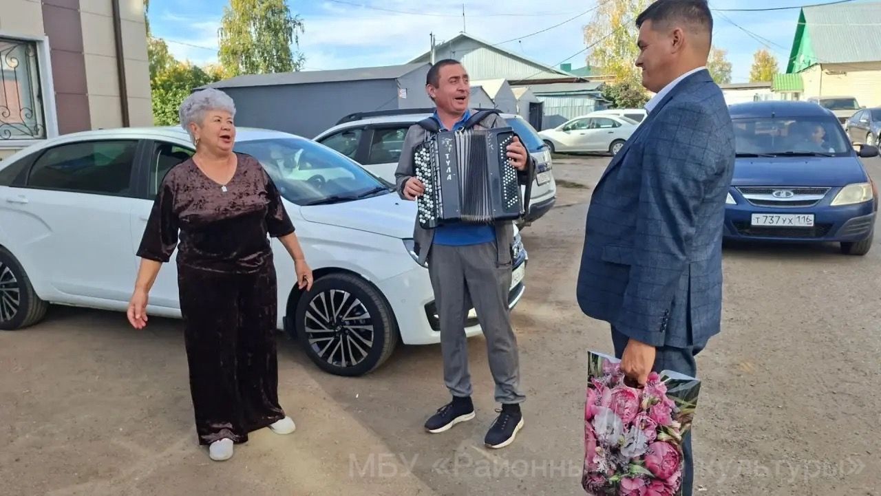 Ветеранов культуры района поздравили музыкальным визитом