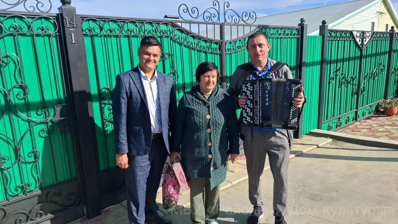 Ветеранов культуры района поздравили музыкальным визитом