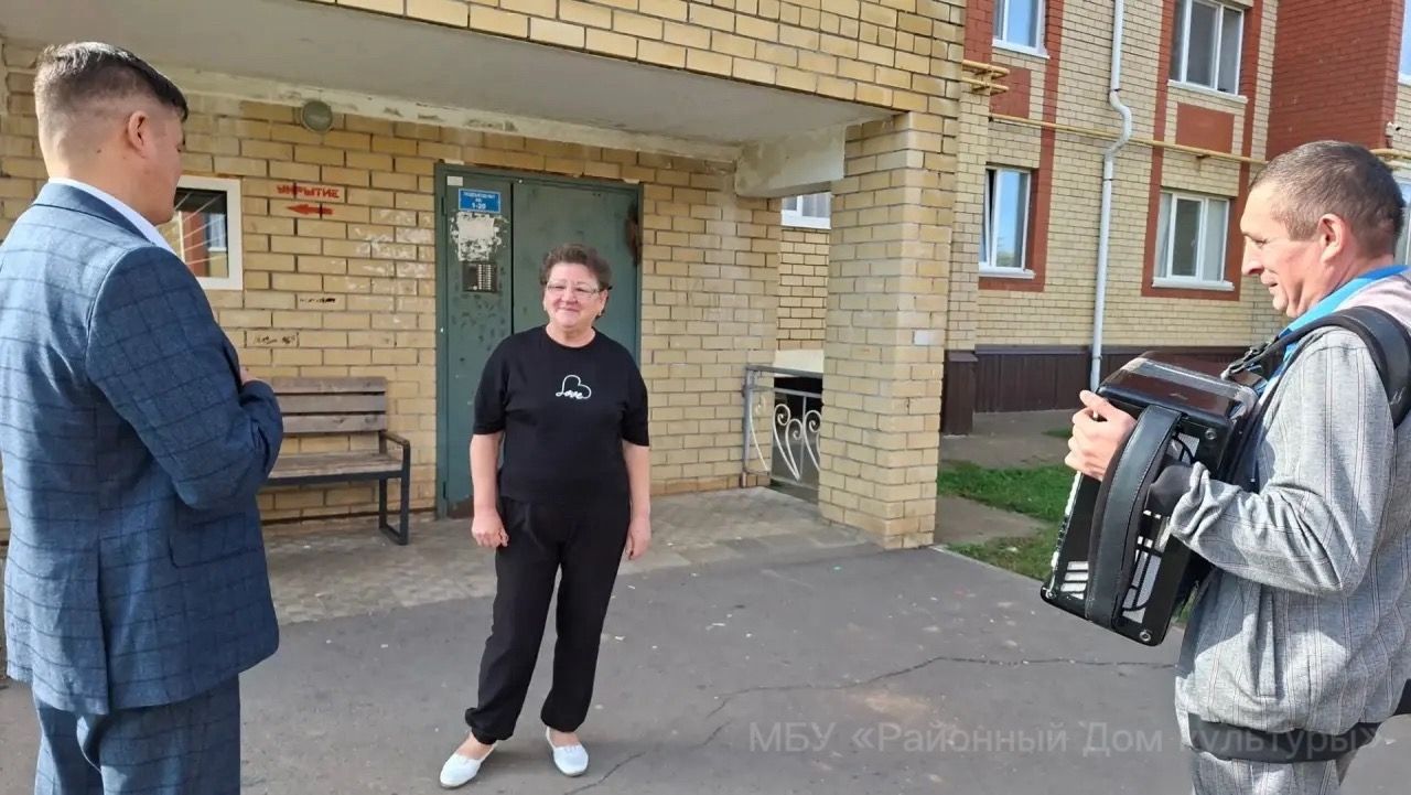 Ветеранов культуры района поздравили музыкальным визитом