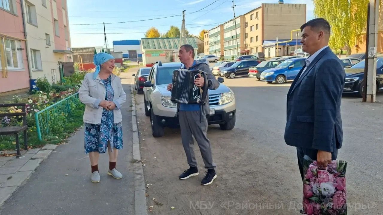 Ветеранов культуры района поздравили музыкальным визитом