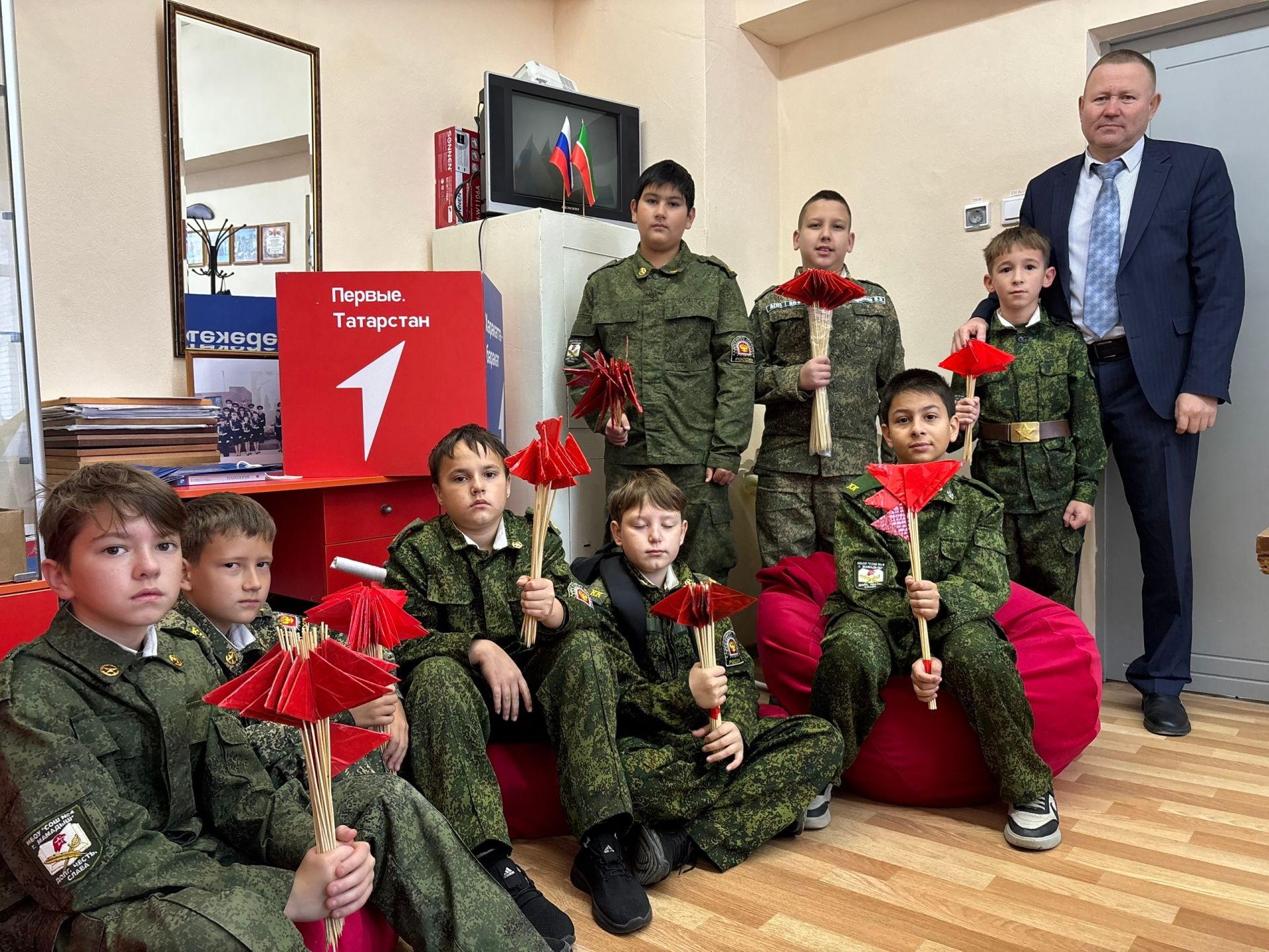 Мамадышские школьники изготовили партию сапёрных флажков