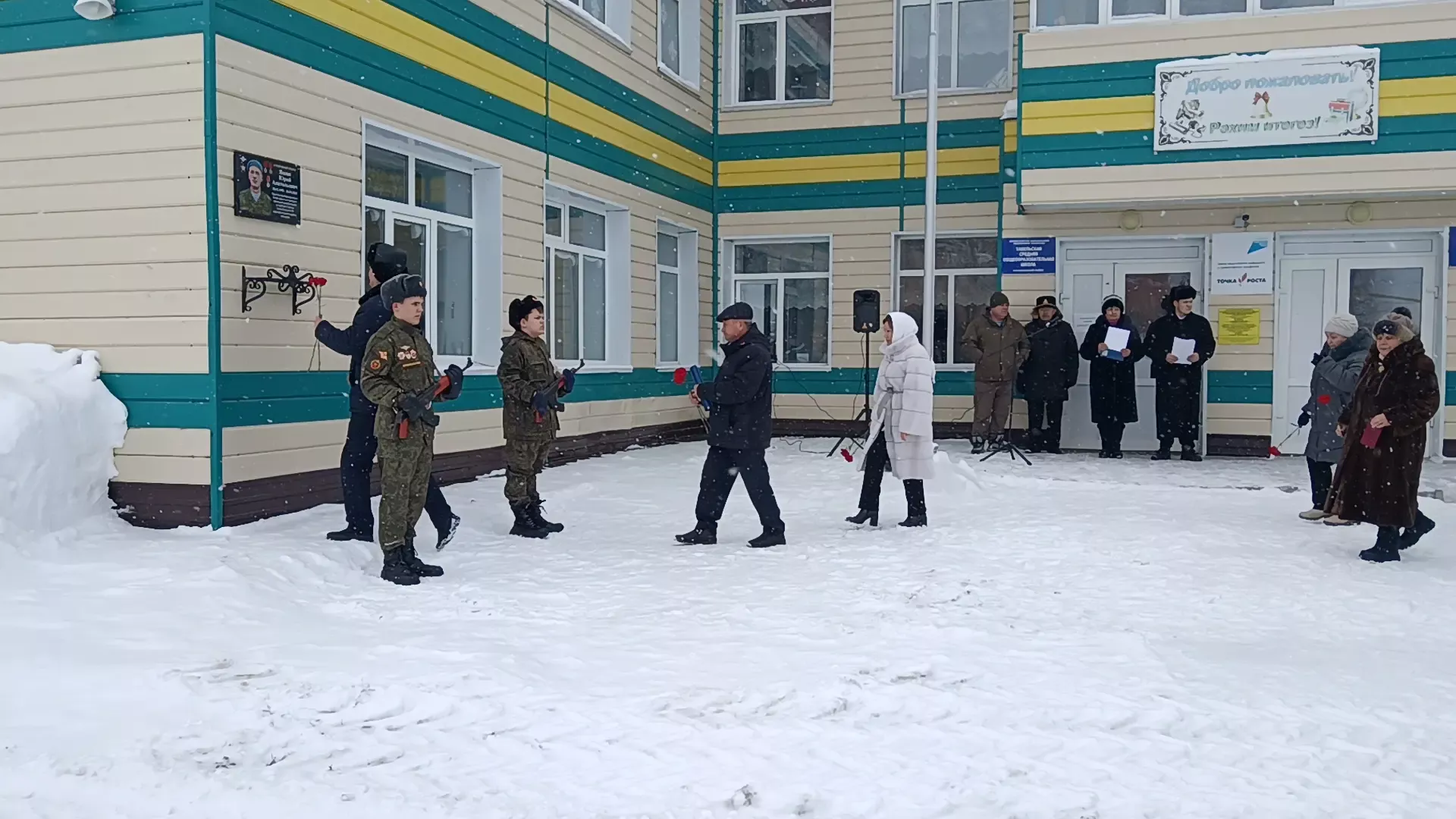 В Тавелях открыли мемориальную доску в память о погибшем участнике СВО