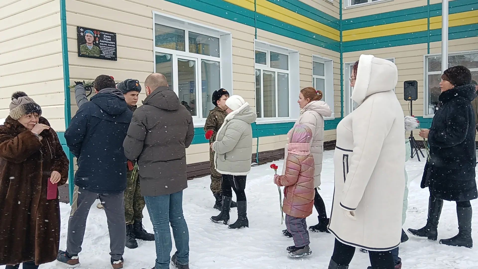 В Тавелях открыли мемориальную доску в память о погибшем участнике СВО