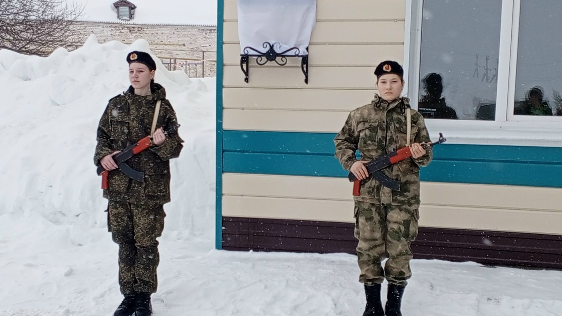 В Тавелях открыли мемориальную доску в память о погибшем участнике СВО