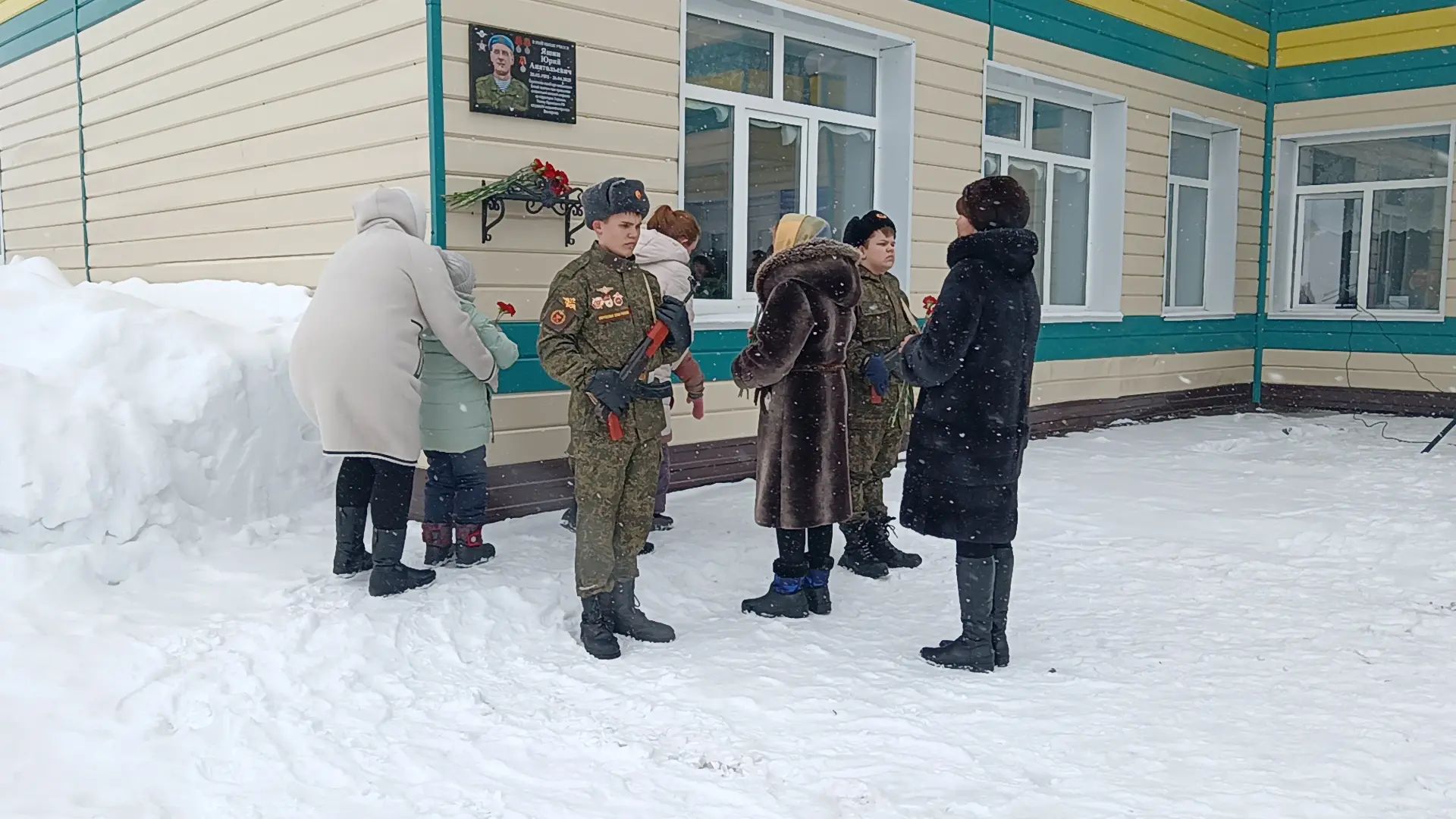 В Тавелях открыли мемориальную доску в память о погибшем участнике СВО