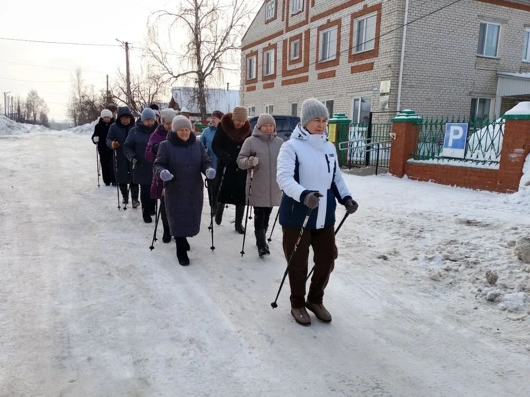 В мамадышской «Заботе» прошел мастер-класс по скандинавской ходьбе