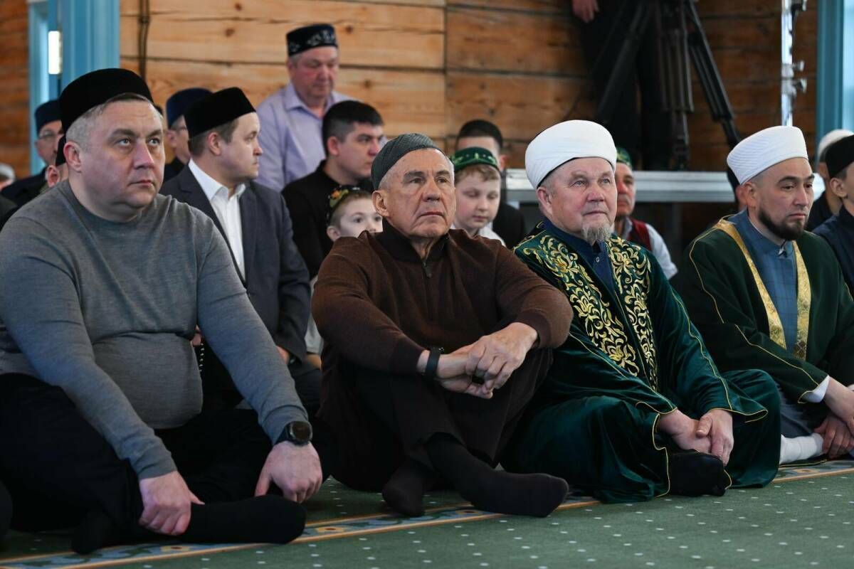Рустам Минниханов совершил праздничный намаз в обновленной мечети села Айбаш