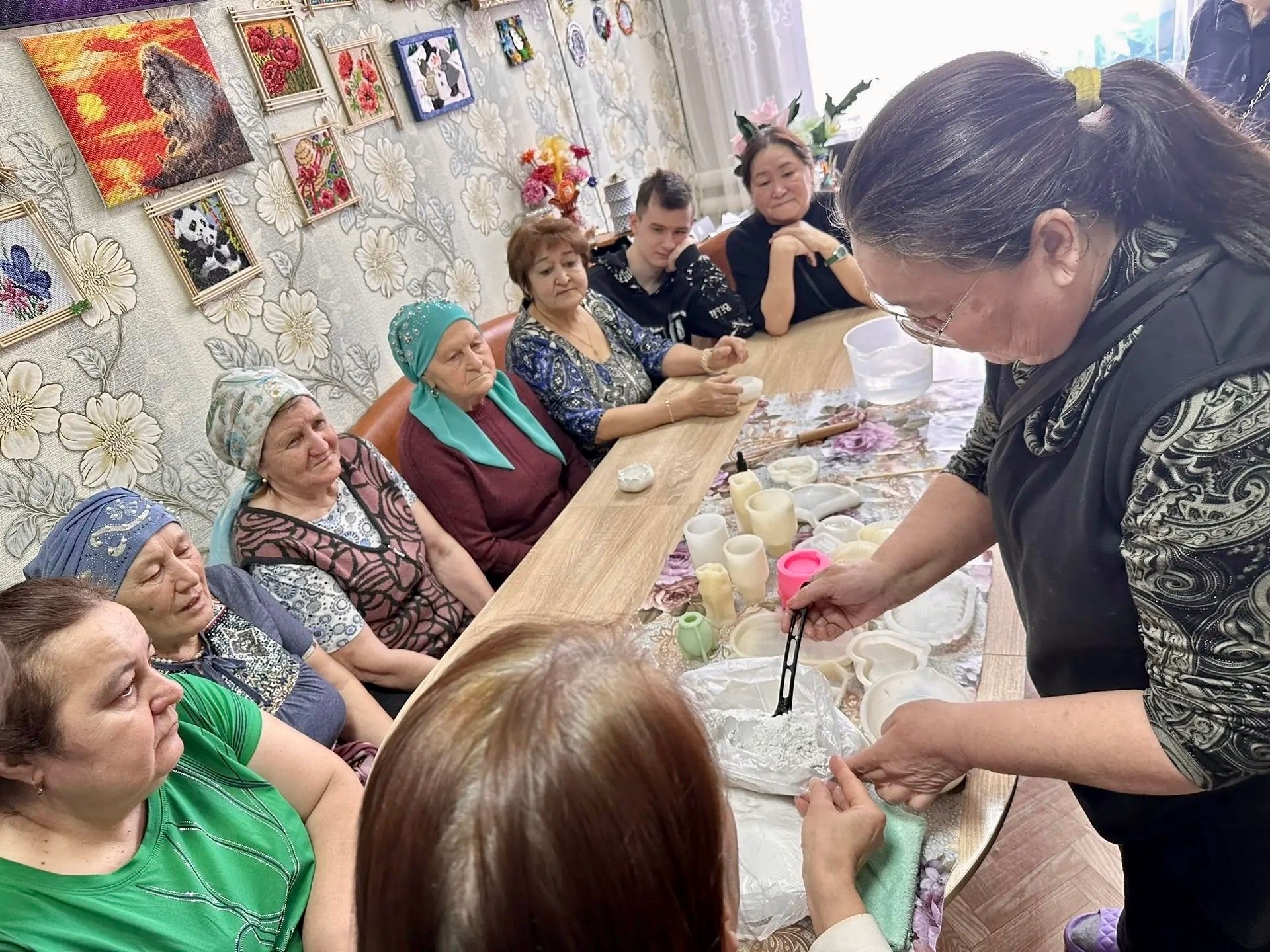 В центре «Забота» прошел мастер-класс по гипсовой лепке