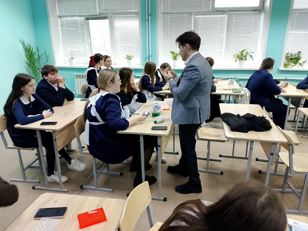 Делегация Института физики КФУ провела эксперименты для школьников Мамадыша
