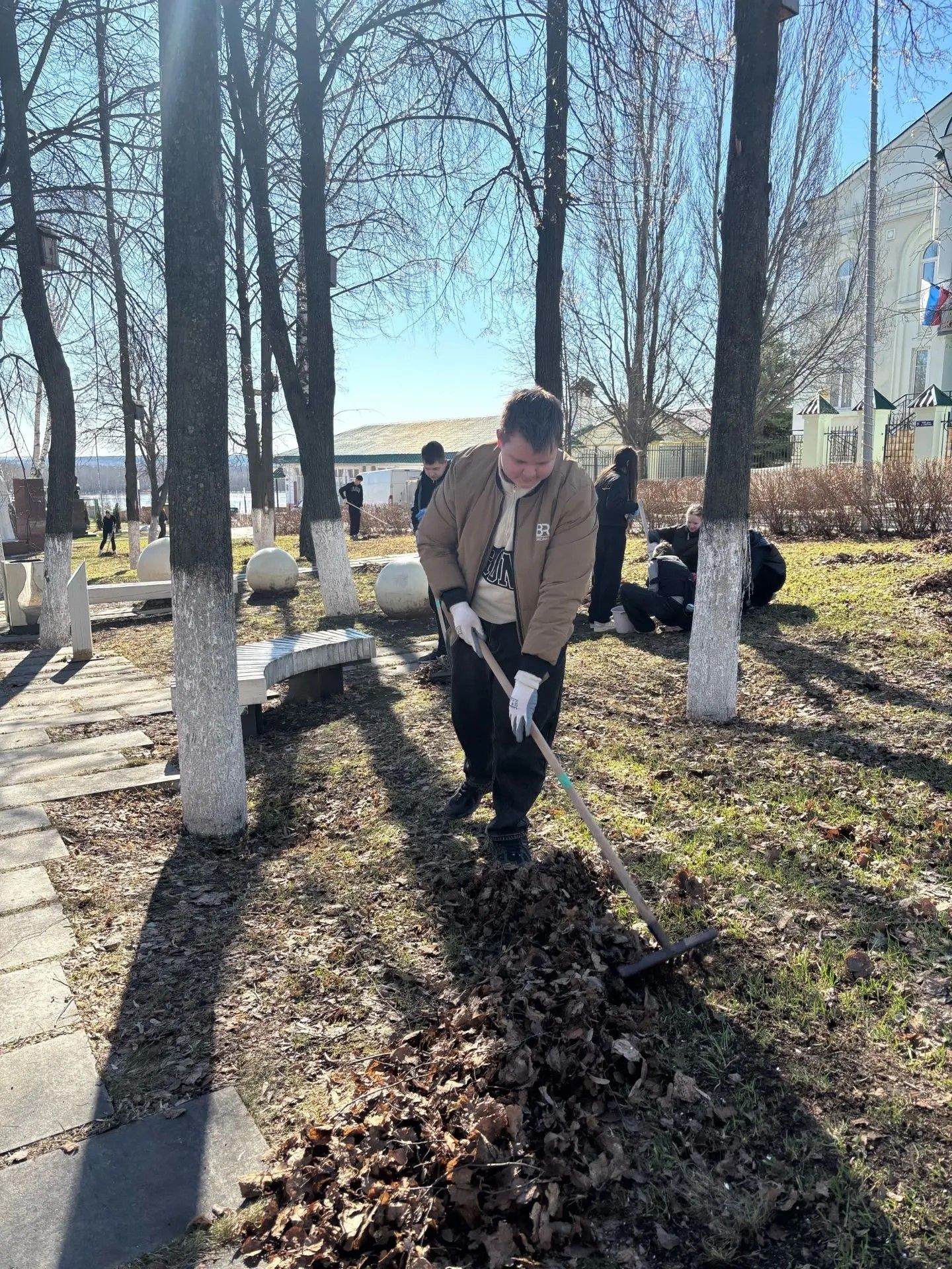 Лицеисты провели субботник в парке в центре города