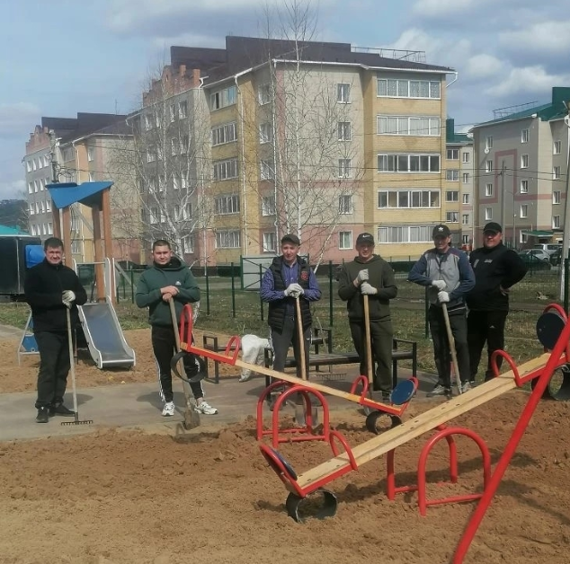 Жители улицы Школьная в поселке совхоза Мамадышский вышли на субботник