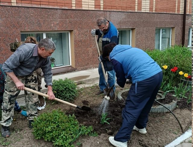 В Детской школе искусств прошел субботник: сотрудники вышли озеленять территорию