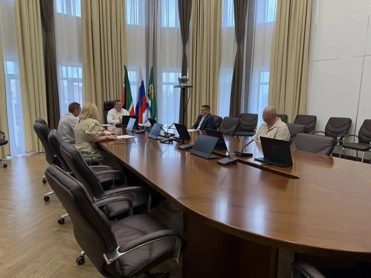 Глава района Вадим Никитин провёл совещание по транспорту и питанию школьников