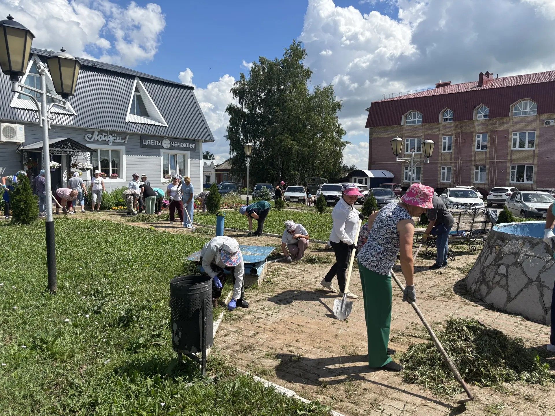 Библиотекари Мамадышского района преображают территорию в центре города