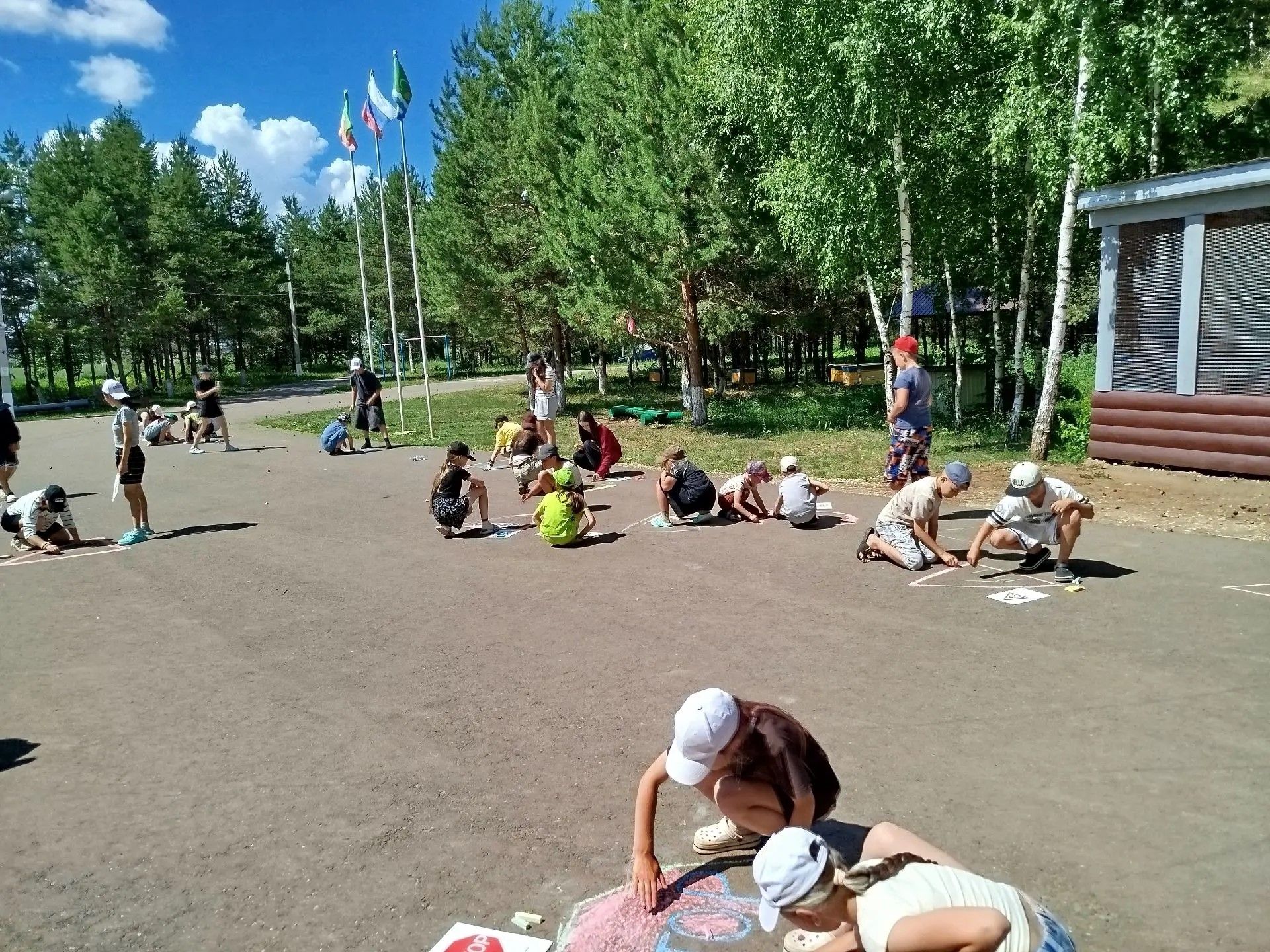 В Мамадыше прошёл конкурс рисунков на асфальте по ПДД