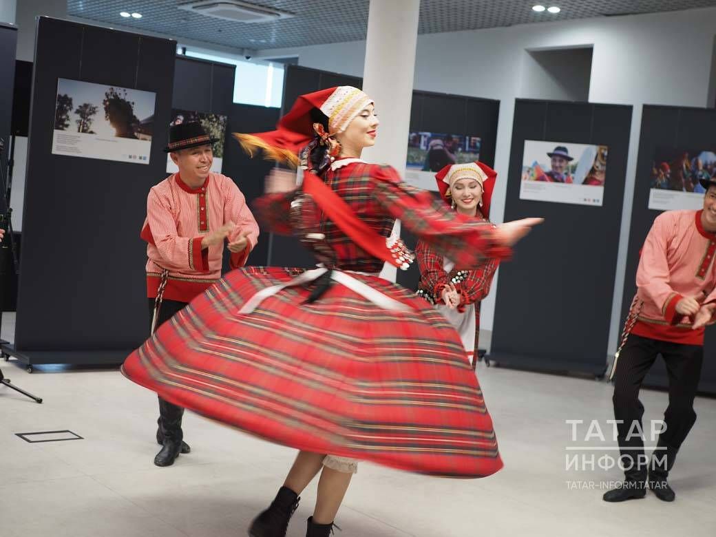Фотовыставка о празднике «Питрау» открылась в казанском ЦУМе