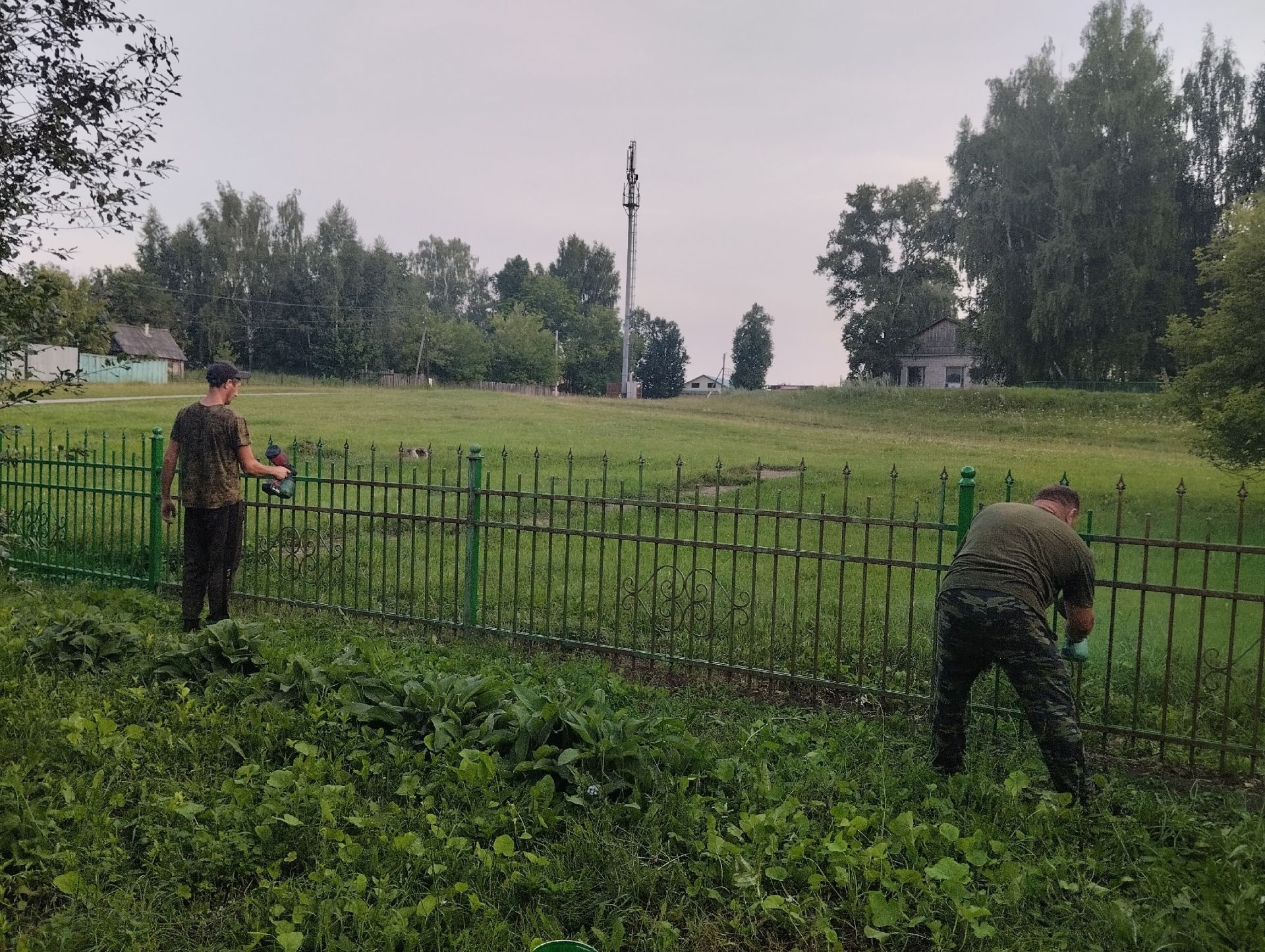 Сотрудники и активисты Нижнетаканышского клуба обновляют ограждение