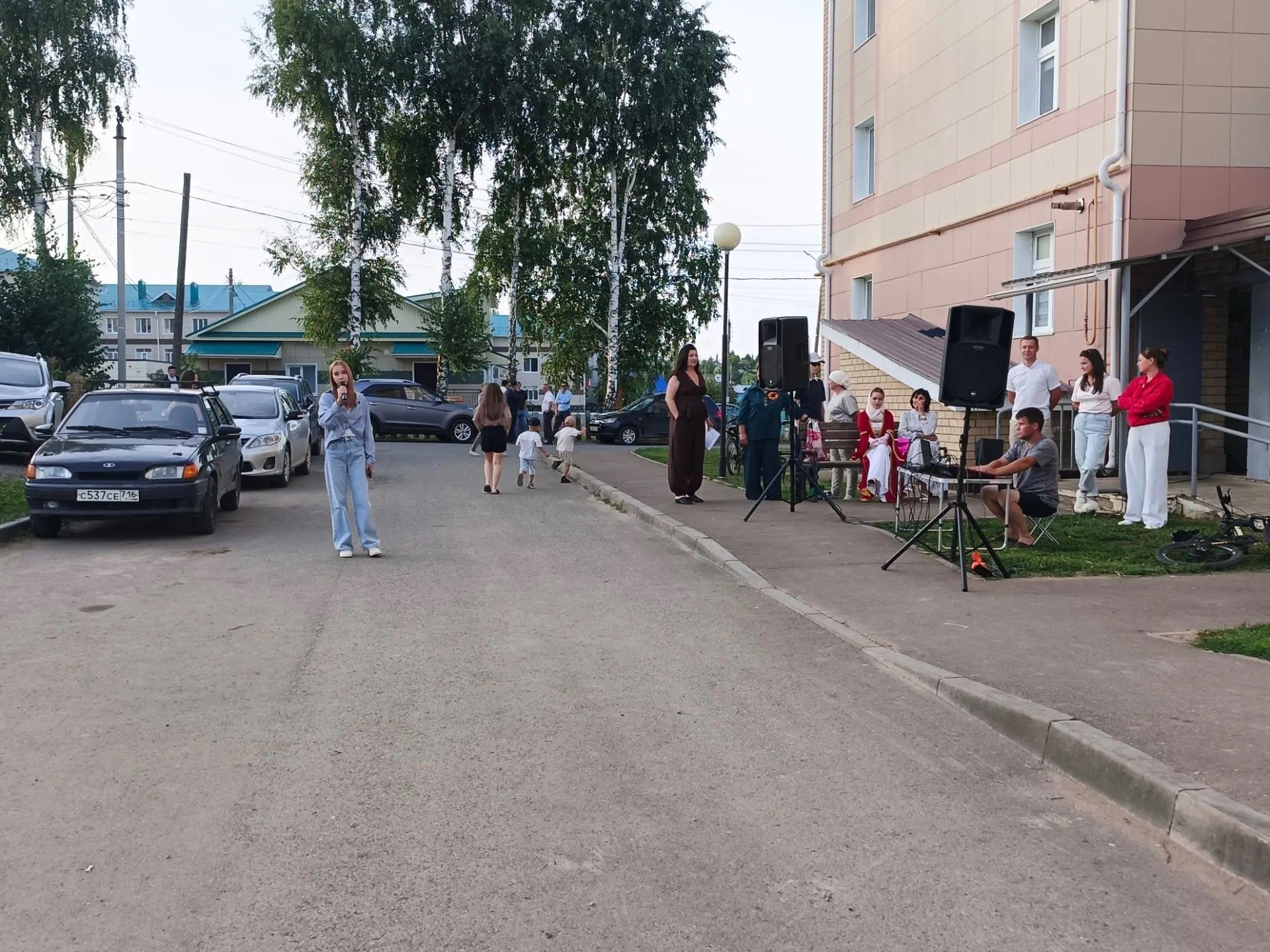 Концертная программа РДК прошла во дворе дома №101 на улице Ленина