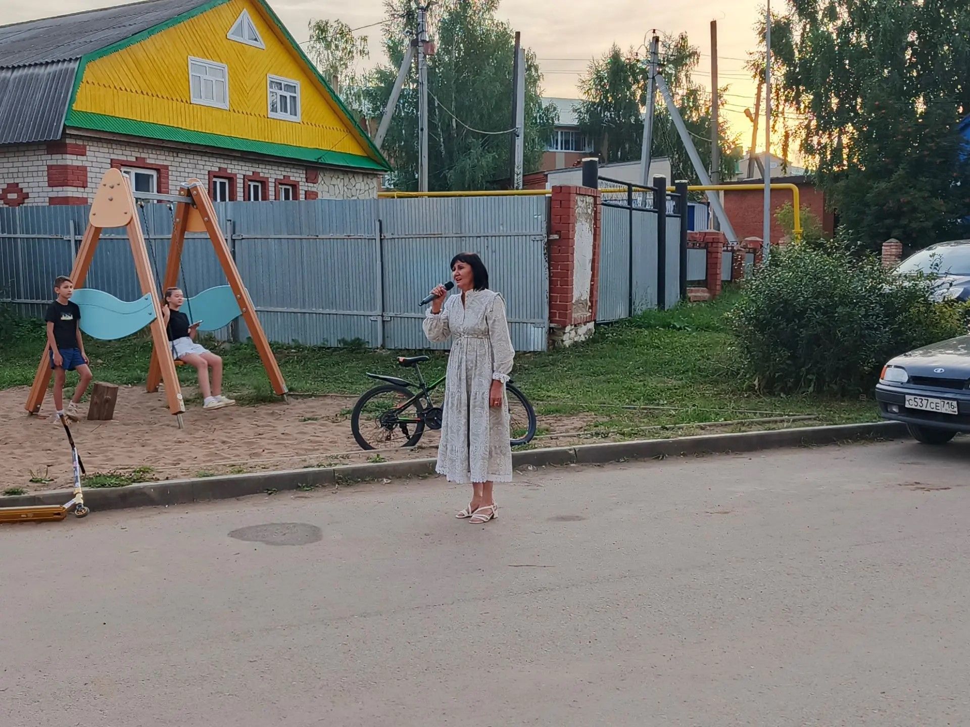 Концертная программа РДК прошла во дворе дома №101 на улице Ленина