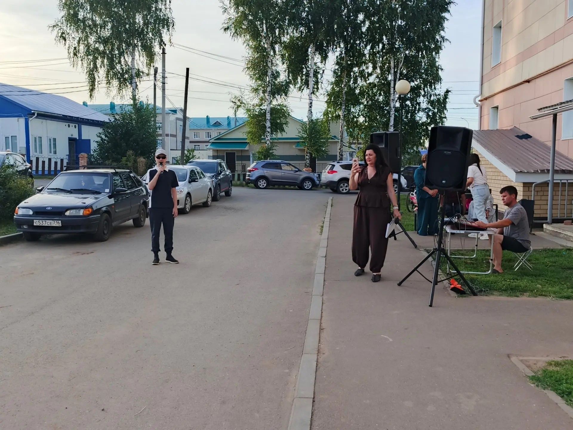 Концертная программа РДК прошла во дворе дома №101 на улице Ленина