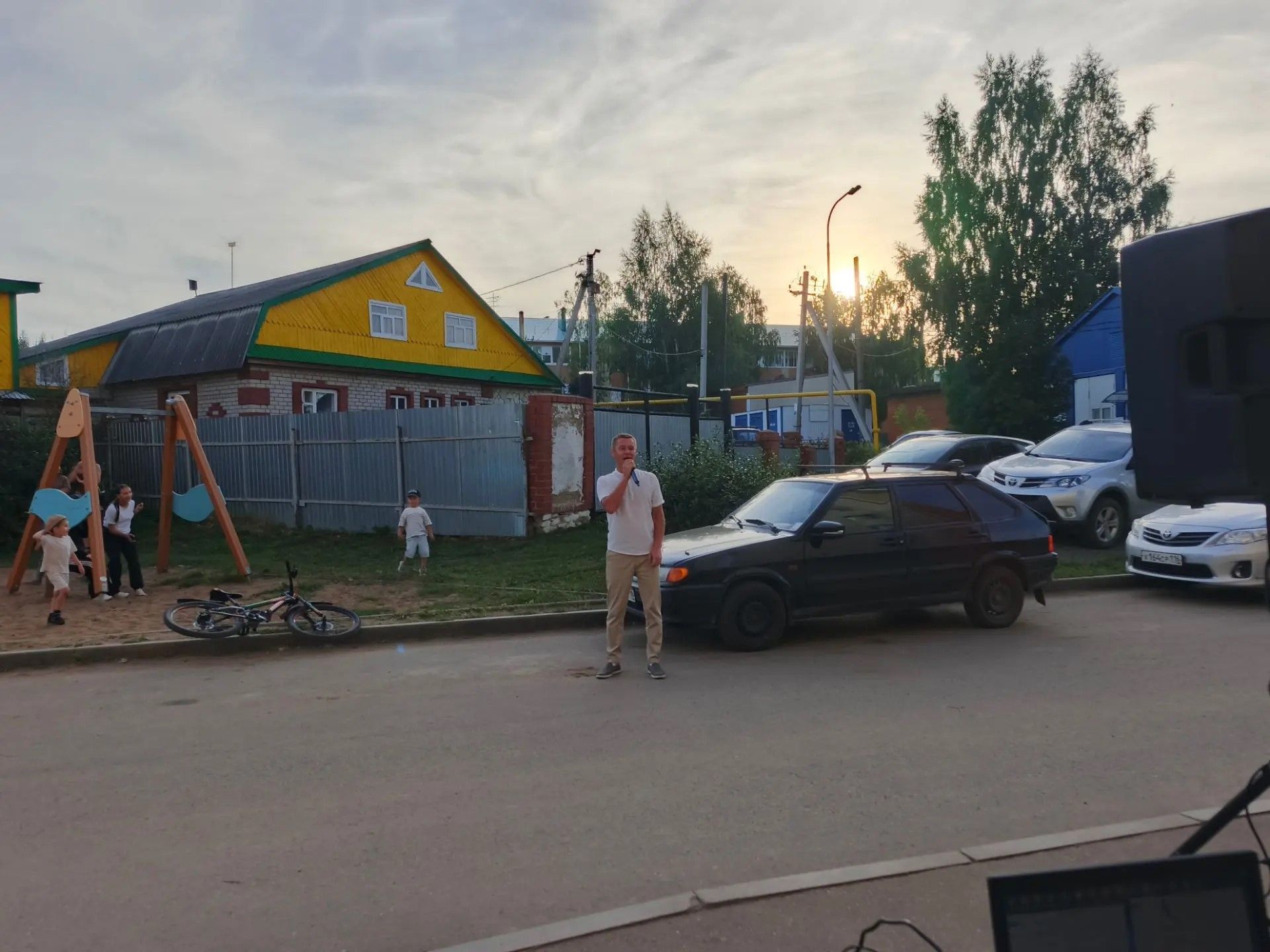 Концертная программа РДК прошла во дворе дома №101 на улице Ленина
