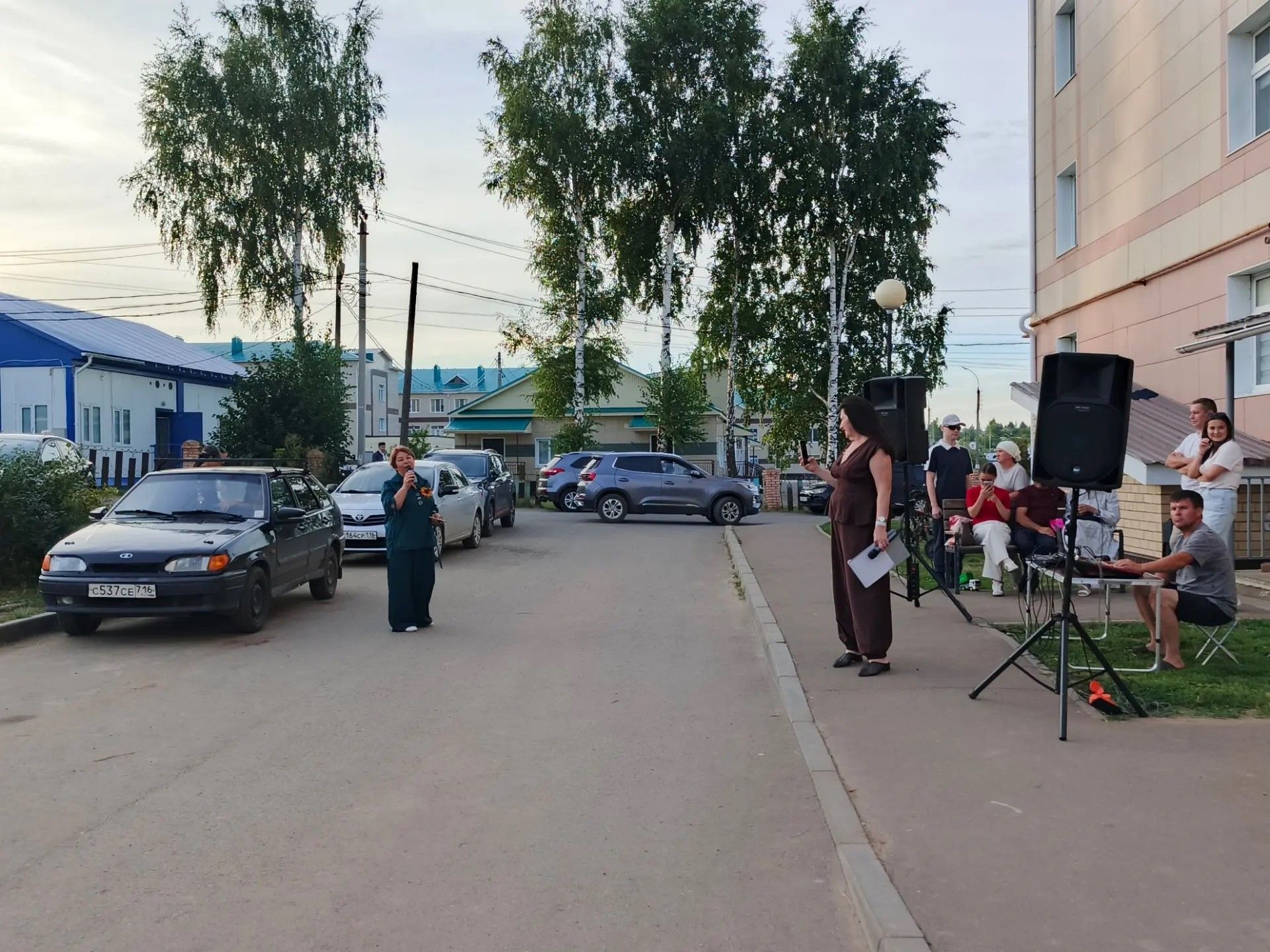 Концертная программа РДК прошла во дворе дома №101 на улице Ленина